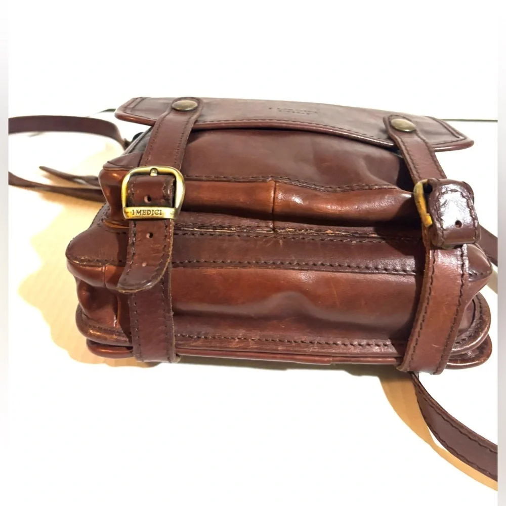 I medici unisex Brown distressed Leather Crossbody Bag